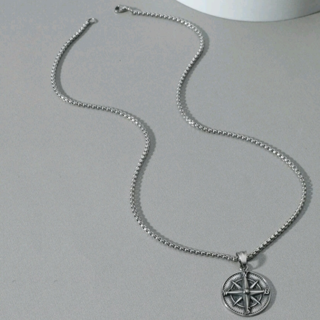 Collar con dije de brújula