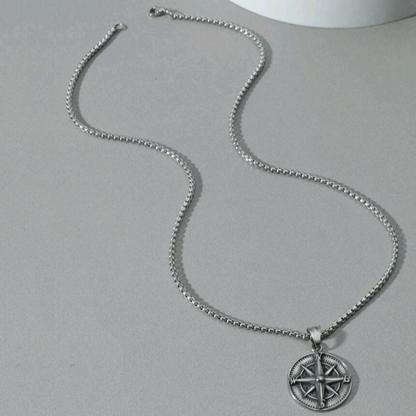 Collar con dije de brújula