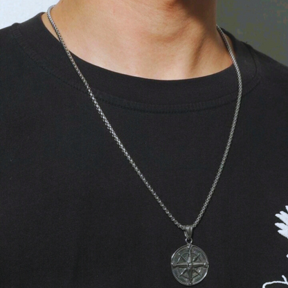 Collar con dije de brújula